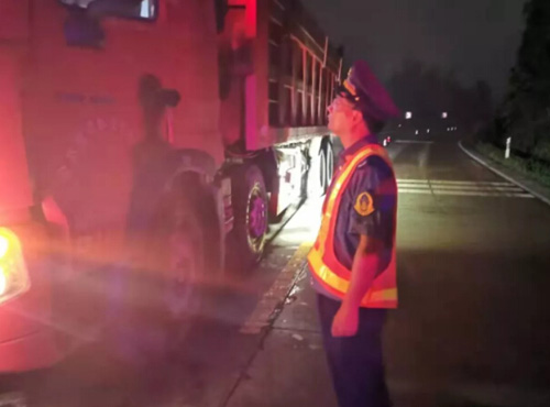 下雨天“治超”行動(dòng)不停 貨車(chē)過(guò)磅檢查絡(luò)繹不絕