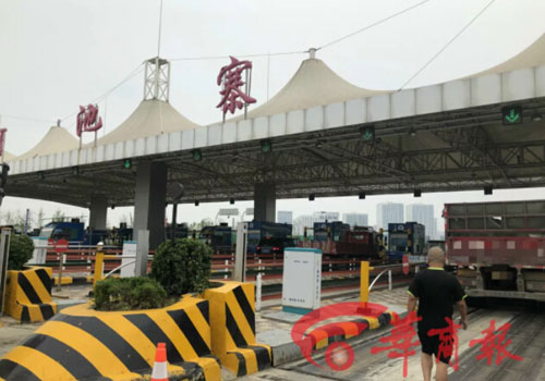 陜西一貨車(chē)進(jìn)高速過(guò)地磅48.9噸 出高速成50.3噸“被罰”