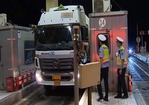 泉州一大貨車經洛江區(qū)縣西環(huán)路地磅被查超載